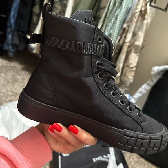 Prada sneaker w/ Pouch - Picture 2 of 8